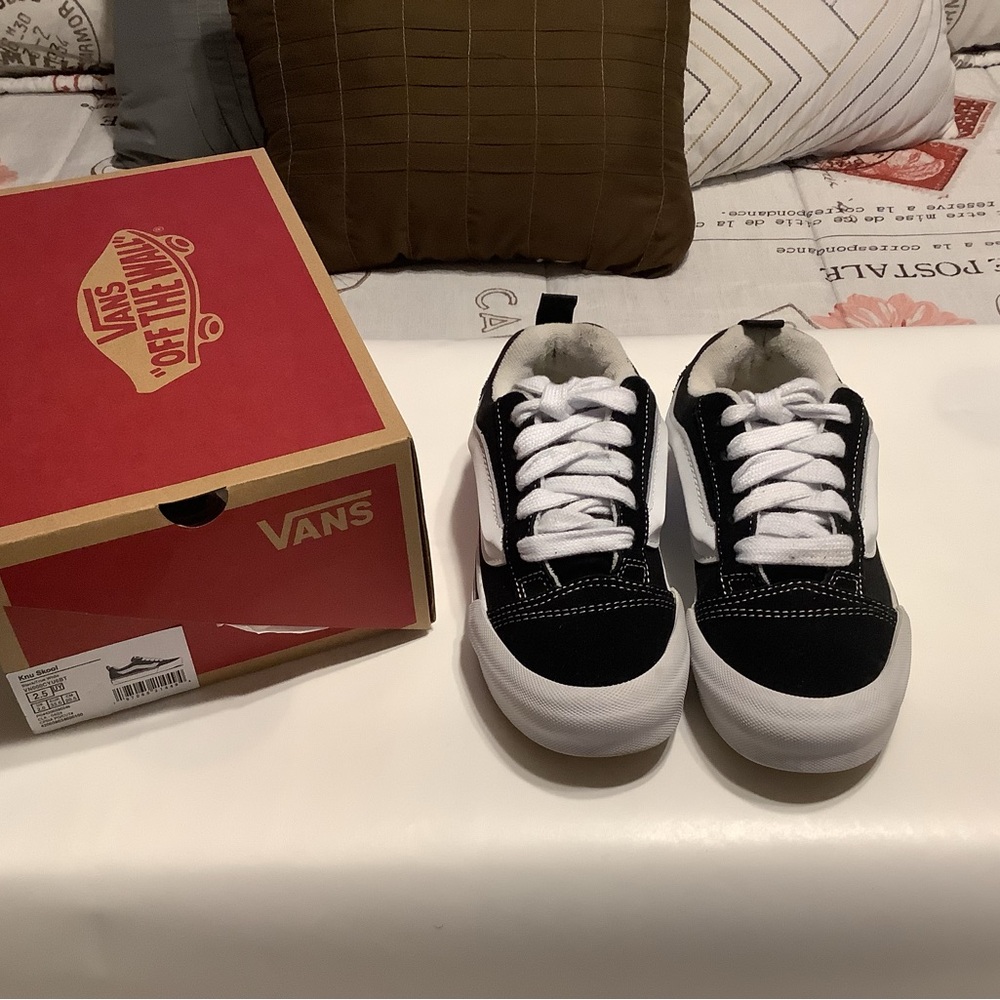 Vans Classic Black and White Lace-Up Shoes(Unisex)